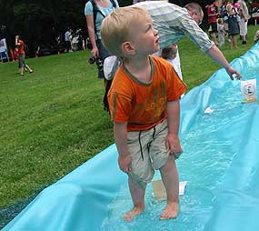 Sport- und Spielfest | Spielstation Wasserlandschaft: boot verfolgt kind - und umgekehrt