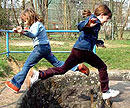 Zwei Kinder aus dem Gartenhort Darmstadt springen ber den Darmbach 